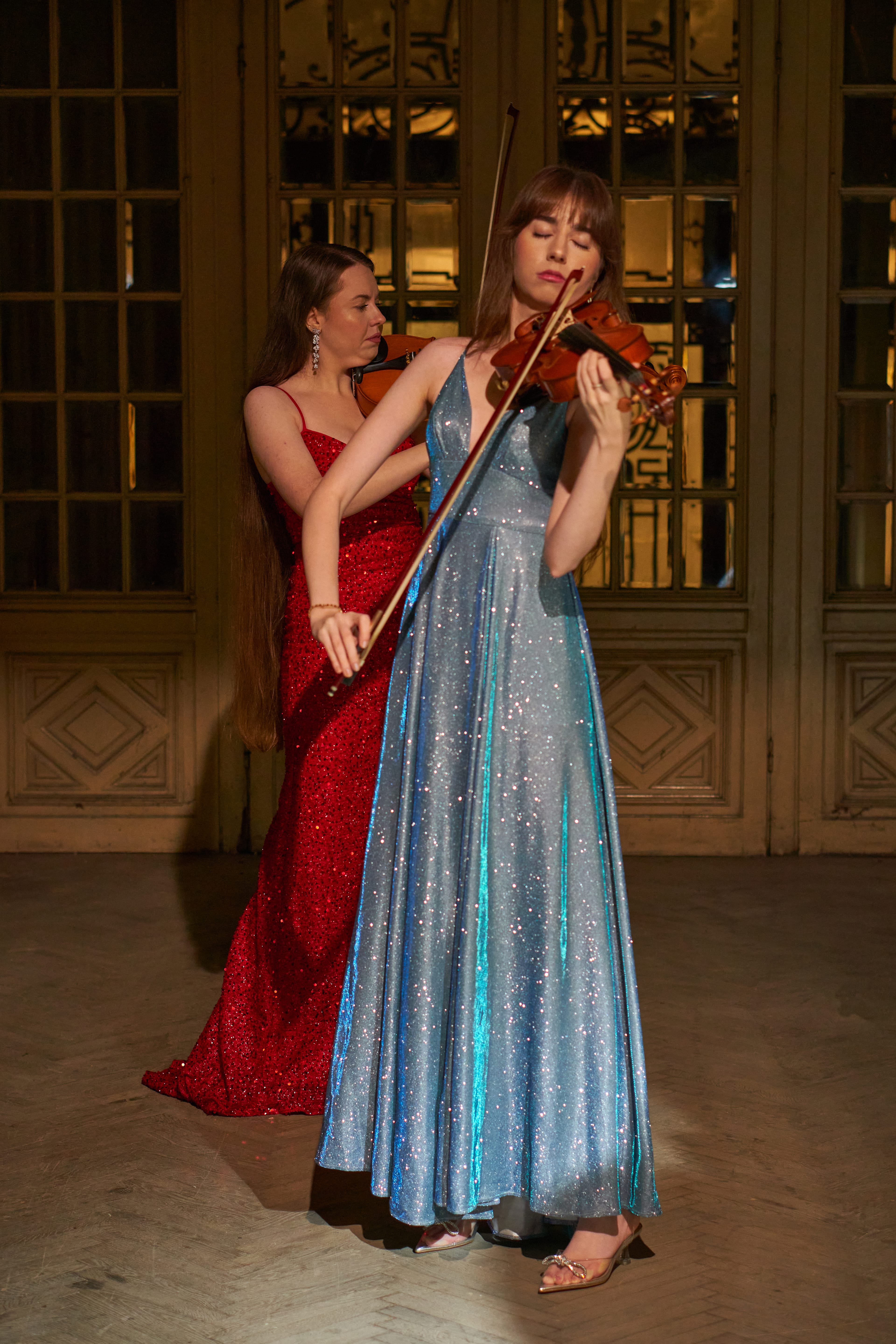 Portrait of the Sistrings duo with their instruments